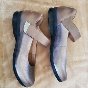 Dansko Mary Jane Shoes metallic & tan